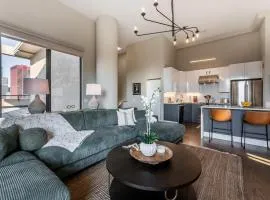 Downtown Penthouse 3bd VIEWS Parking Gym #2