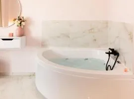 Almond Jacuzzi Suites - Private Jacuzzi - Self Check-In - Free & Easy Street Parking