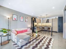 Signature Home Comfy Apartment With Pool and Balcony, Hotel in El Cerrillo