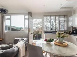 Stillness Cottage - Secluded Hut with a Private Hot Tub