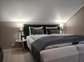 Øren room with bathroom, private entrance, Hotel in Drammen