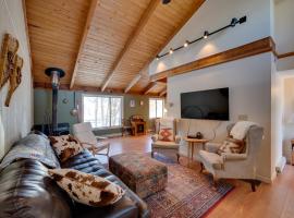 Unique Thornton Townhome Swim, Ski, and Hike! – hotel w mieście Thornton