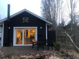 Nature Escape with Workspace Tiny House for Two, hotel u gradu Fristad