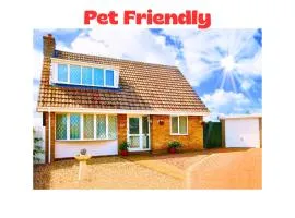 Stunning Holiday Cottage nr Skegness in Sunny Chapel St Leonards Just mins from the Beach & Attractions - Perfect for Couples & Family's who love to Relax but want Exciting Adventures nearby! Large Pet Friendly garden!