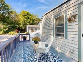 2 Mi to Dowses Beach! Couples Haven in Osterville, Hotel in Osterville