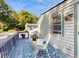 2 Mi to Dowses Beach! Couples Haven in Osterville