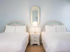 Deluxe Queen at the Curry Mansion - Parking & Heated Pool!