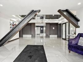 Luxury Apartment - Reese Tower, khách sạn ở Tulsa