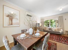Toorak Escape - Serene Stay near Burnside Village, Hotel in Rose Park