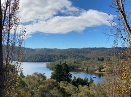 Comfy Lake views with BBQ Deck, hotel v mestu Jindabyne