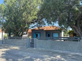 Ampelia home - Vacation home by the sea, hotel en Nifida