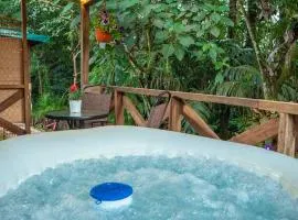 Cabañas en medio del bosque rodeada de fauna