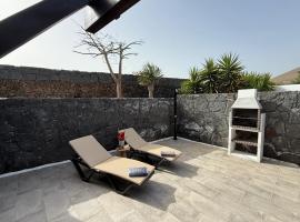 Villa Blanco villa privada con patio volcánico terraza barbacoa, hotel en Tías