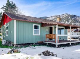 10 Mi to Tehachapi Mountain Park: Mtn-View Cabin!, khách sạn ở Tehachapi