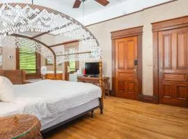Deluxe King - Curry Mansion with Pool!
