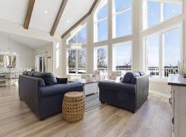 Luxury Waterfront Cottage on Little Doe Lake, hotel v destinaci Burks Falls