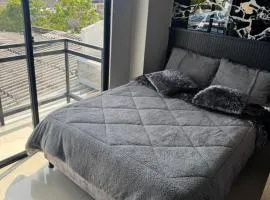 Apartasuite moderno con balcón excelente ubicación