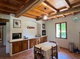 Maison de campagne avec piscine, hotel di Saramon