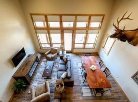 Eagle Bend Townhome w King Suites & Amazing Views, hotell sihtkohas Bigfork