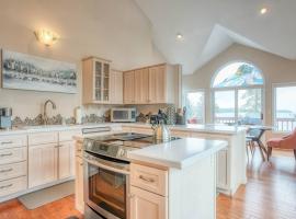 Lakefront Estate w Private Beach on Flathead Lake, Hotel in Lakeside