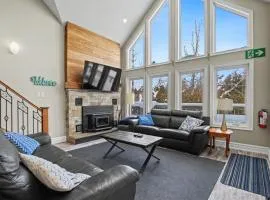 Executive-BBQ-Full-Kitchen-Washer-Dryer-Sauna-Backyard-Parking-Air-Conditioning