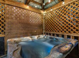 Hot Tub and Dog Friendly 4 Miles to Cades Cove, hotel sa Townsend