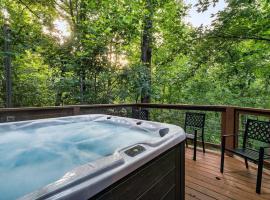 Mountain Cabin Hot Tub, Arcade & Fire Pit, hotel sa Gatlinburg