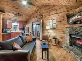 Hot Tub Dog friendly Near Tuckaleechee Caverns, hotel em Townsend