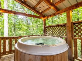 Hot Tub Dog friendly Near Tuckaleechee Caverns, Hotel in Townsend
