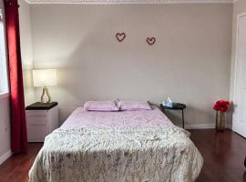 Master Bedroom with private Bathroom -Near Toronto Pearson airport, hotelli kohteessa Brampton