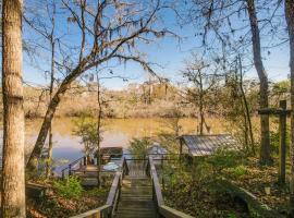 Jesup में, होटल Private Dock and River View Cabin Retreat in Jesup