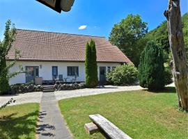 Holiday farm situated next to the Kellerwald-Edersee national park with a sunbathing lawn, hotel v destinácii Bad Wildungen
