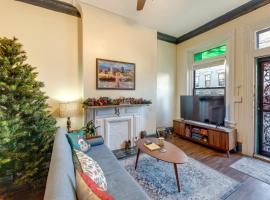 Cincinnati Retreat with Patio and Grill!, hotel em Cincinnati