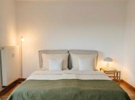 Modernes Studio mit Balkon & Seeblick am Biggesee, hotel en Olpe