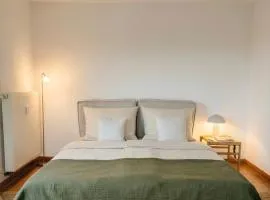 Modernes Studio mit Balkon & Seeblick am Biggesee