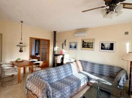 AGAPI Holiday House โรงแรมในVouníon