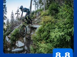 Bike Park & Spa Czarna Góra Resort, готель у місті Сєнна
