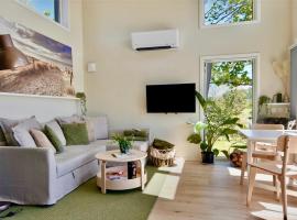 Tiny house - Nature, sea, close to Gothenburg, hotel en Herräng