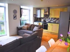 Cawley Priory, Spacious 2 Bedroom City Centre Flat with Parking Space - Chichester Holiday Properties