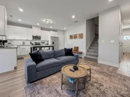 Furnished 4BR Townhome Pickleball Court & Garage, hôtel à Warrenville