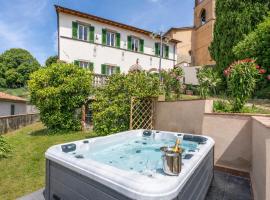 VILLA Castel del Monte - Panoramic Tuscan Villa with Jacuzzi, khách sạn ở Pescia