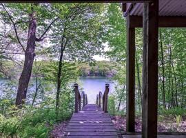 Cozy Lake House with Fireplace, Views, Close to Skiing!, hotel u gradu 'Centuria'