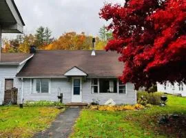 Catskills Quaint Cottage with Peloton Minutes from Hiking