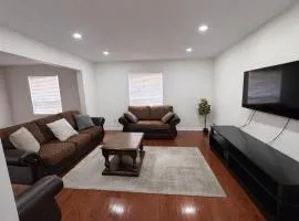 Cozy & Spacious 4BR Orangeville Home with Free Parking, Laundry & Patio! 10 Min Walk to Headwaters Hospital, 5 Min Drive to Mount Alverno! Ideal for Medical Stay, Family Travel & Work Trips!