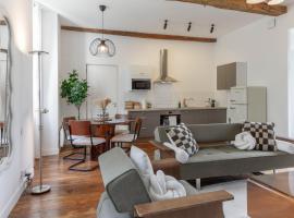 Le Seventy's, T3 vintage avec jardin, Hotel in Lons