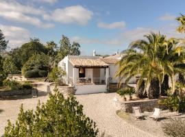 FORA HOUSES Design-led countryside stay, 25min Faro & beaches, 1 bed apartment, terrace & garden, Hotel in Estói