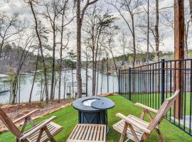 Lakefront Seneca Vacation Rental with Shared Dock!, hotel u gradu Salem