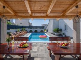 Villa Felicita with heated pool, Hotel in Trogir