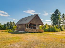 Mountain-View Deck! Cabin By Mt Abraham Trails, Hotel in Kingfield