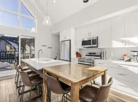 Cloudline Vista 3 BdrmTownhouse w Private Garage Views Pool Walk Downtown